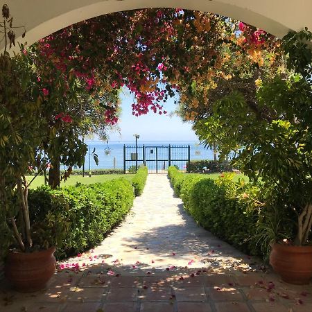 Marbella - Estepona Beach Frontline Apartment Екстер'єр фото