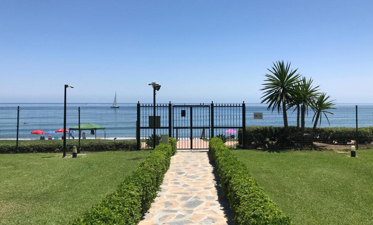 Marbella - Estepona Beach Frontline Apartment Екстер'єр фото