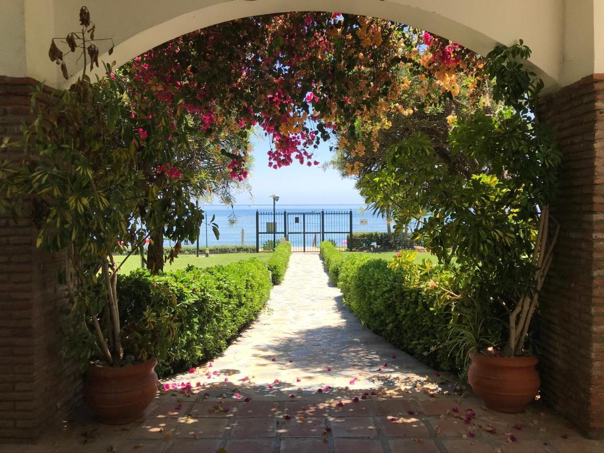 Marbella - Estepona Beach Frontline Apartment Екстер'єр фото