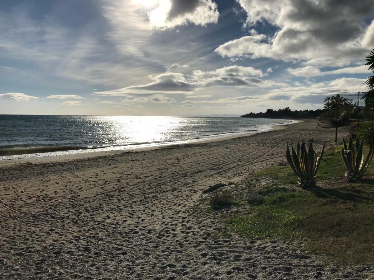 Marbella - Estepona Beach Frontline Apartment Екстер'єр фото